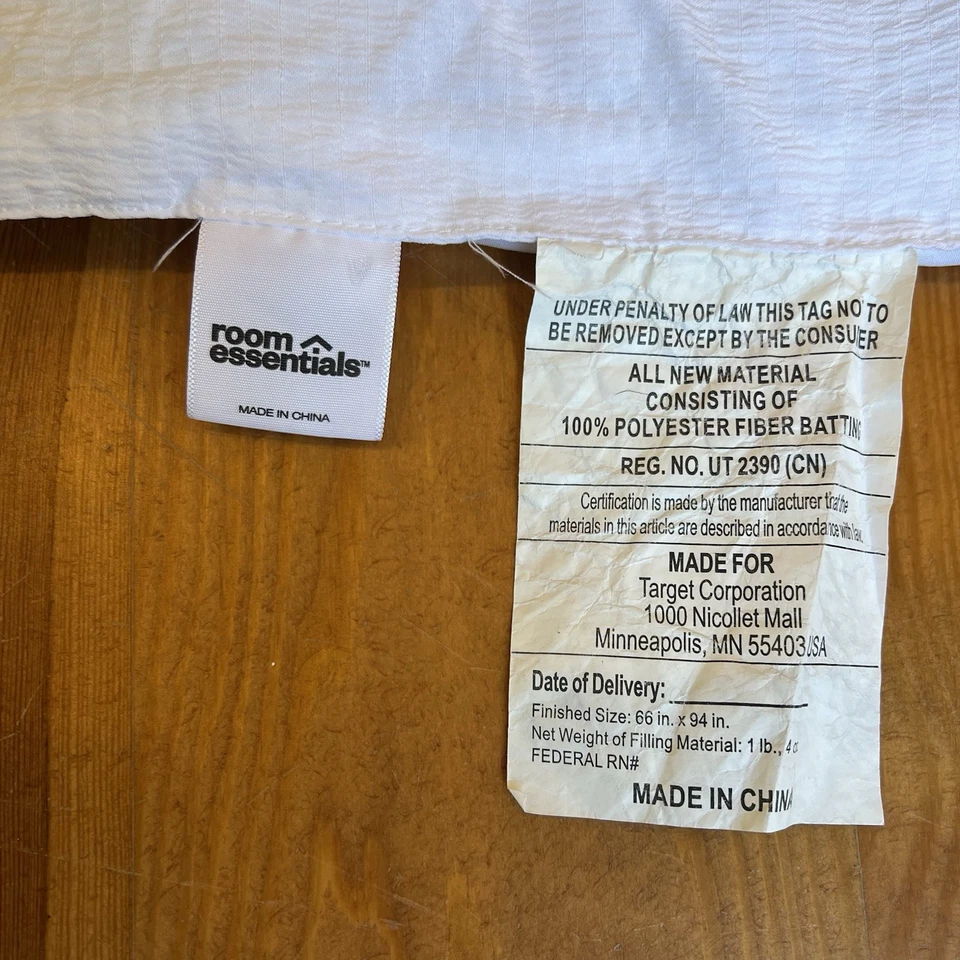 Room Essentials Comforter Twin XL White Reversible Woven Quilted Insulated Dorm - Image 4 of 4