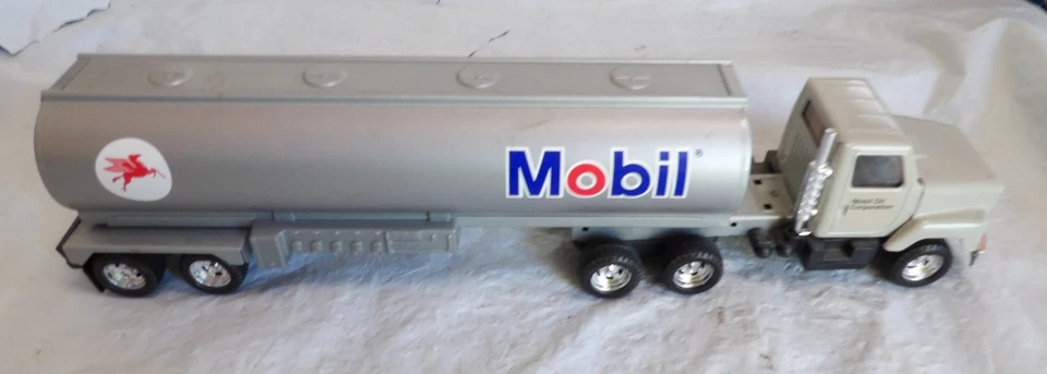 Vtg Ertl 3605 International Semi-T Mobil Tanker 18-Wheeler Tractor Trailer - Image 4 of 4