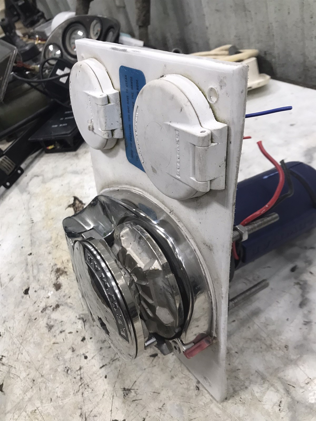 04 Glastron GS249 GS 249 Boat Lewmar electric anchor winch windlass V700