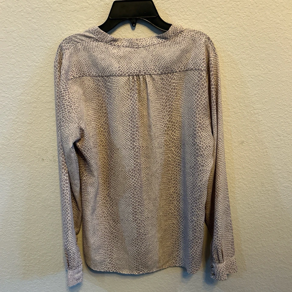 Blusa manga larga estampado serpiente con detalle de botones y cuello en V talla M Foto 2 de 4