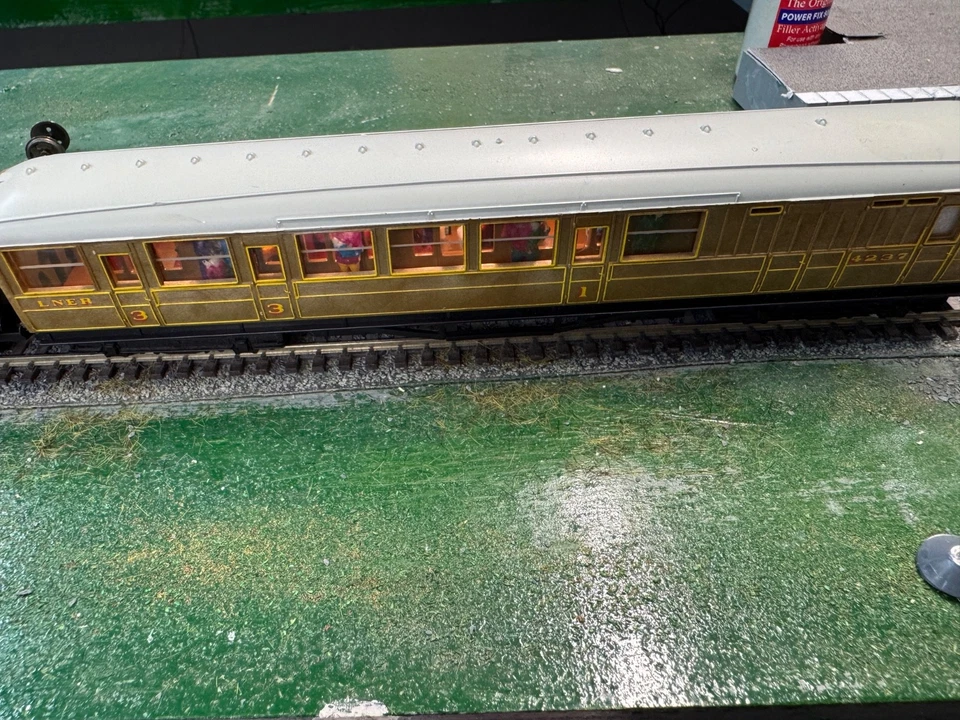 LNER Teak Coaches  rake  of 3 with lights & passengers Hornby OO GAUGE - Image 4 of 4