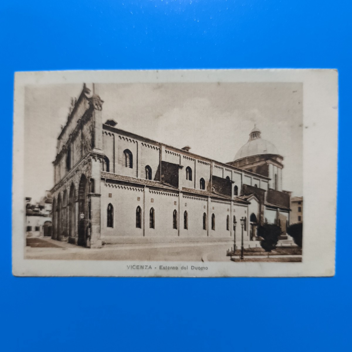VICENZA ESTERNO DEL DUOMO VIAGGIATA CON FRANCOBOLLI – CARTOLINA FORMATO PICCOLO
