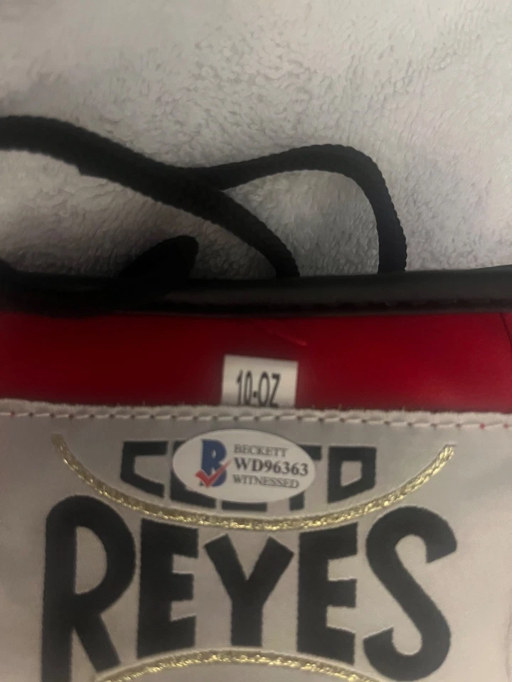 FLOYD MAYWEATHER JR. Autographed CLETO REYES RH Boxing Glove. BECKETT WITNESSED - Image 2 of 4