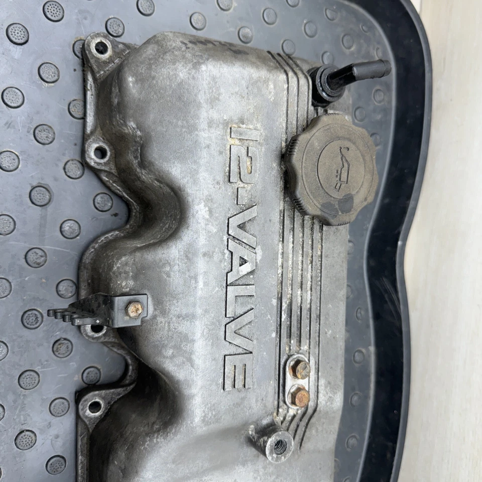 Mazda B2600 1989 90 91 92 1993 2,6 L cubierta de válvula basculante OEM usado Qik envío B-3 Foto 2 de 4