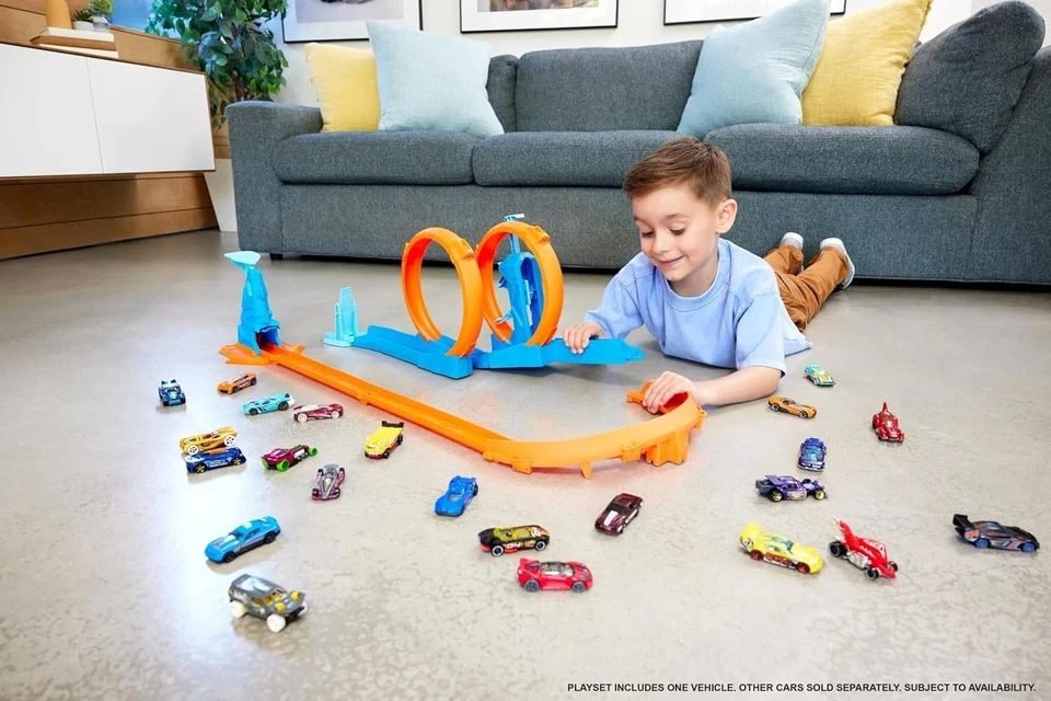 Hot Wheels Triple Loop Track Set with 1:64 Car, 3 Loops Speed Tracks & Adapters - Image 2 of 4
