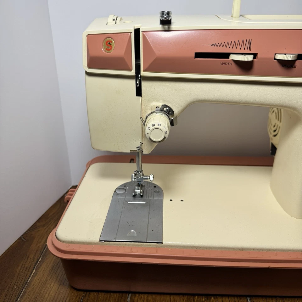 Máquina de Coser Singer Merritt 2404 Rosa con Pedal Estuche Rígido Funciona Probado Foto 3 de 4
