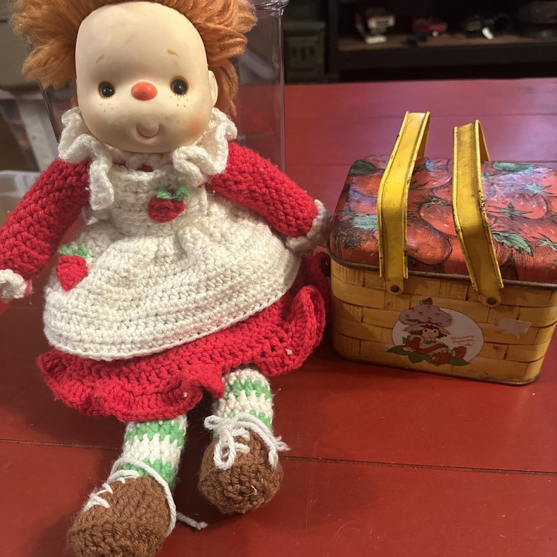 Vintage 1980 Strawberry Shortcake Metal Picnic Basket Box And Crochet Doll Tub22