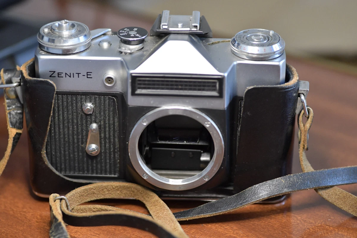 Appareil Photo Argentique Zenit-E Soviétique - Pour Pièces/Réparation - Rideaux Lents