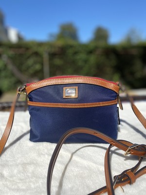 Sac bandoulière Dooney Bourke Wayfarer nylon bombé bleu marine