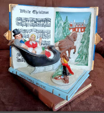 Libro de vacaciones vintage "Caja de música" con pareja, niño, árbol, caballo y carruaje de cerámica