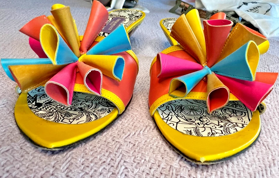 Diapositivas coloridas de colección Emilio Pucci talla 381/2, tacón de gatito de metal, plantilla gráfica Foto 3 de 4