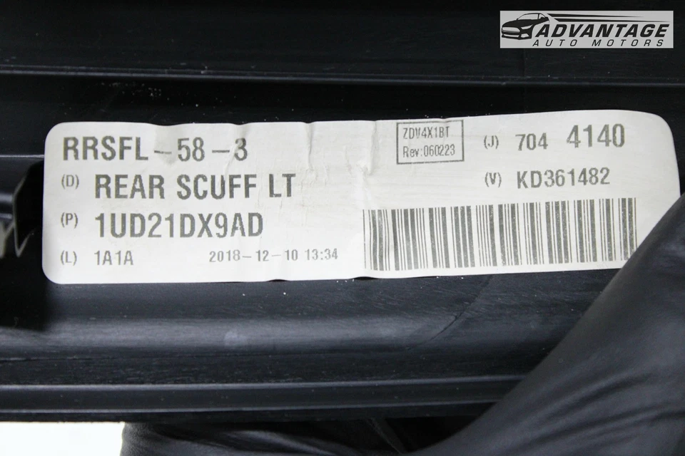 2014-2023 JEEP CHEROKEE 后部左侧门挡板装饰盖 原始设备制造商 — 第 4/4 张图片