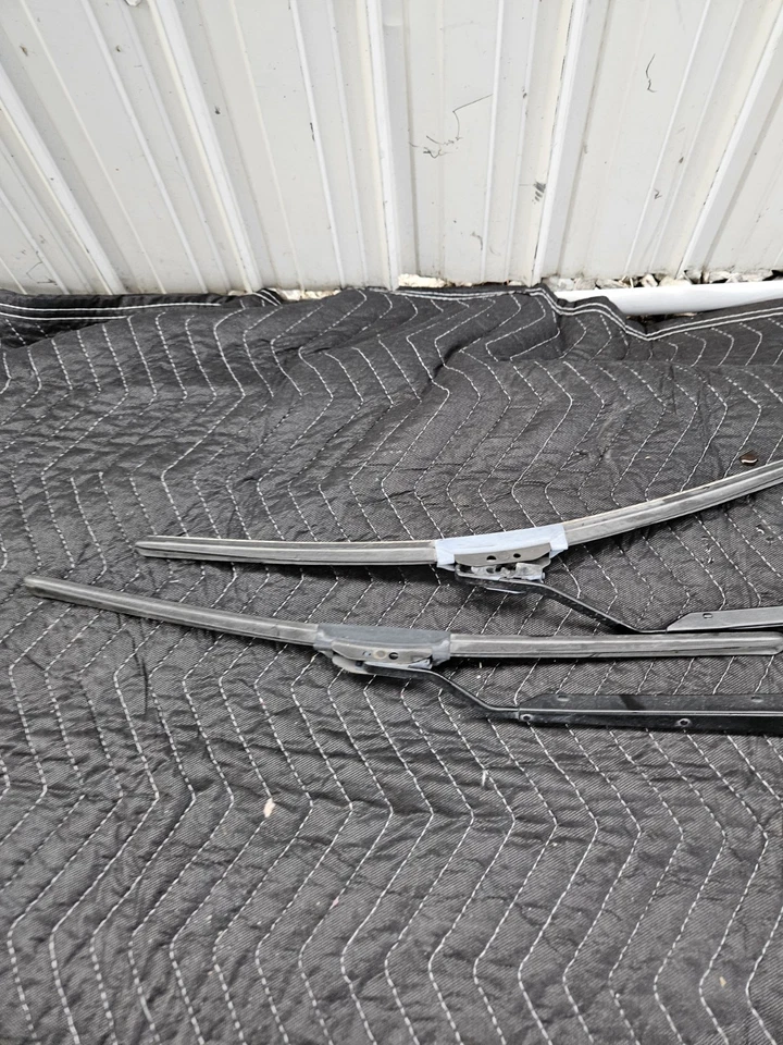 Juego 2 escobillas brazo limpiaparabrisas delantero 10445313 Chevrolet Corvette C6 2005-13 Foto 2 de 4