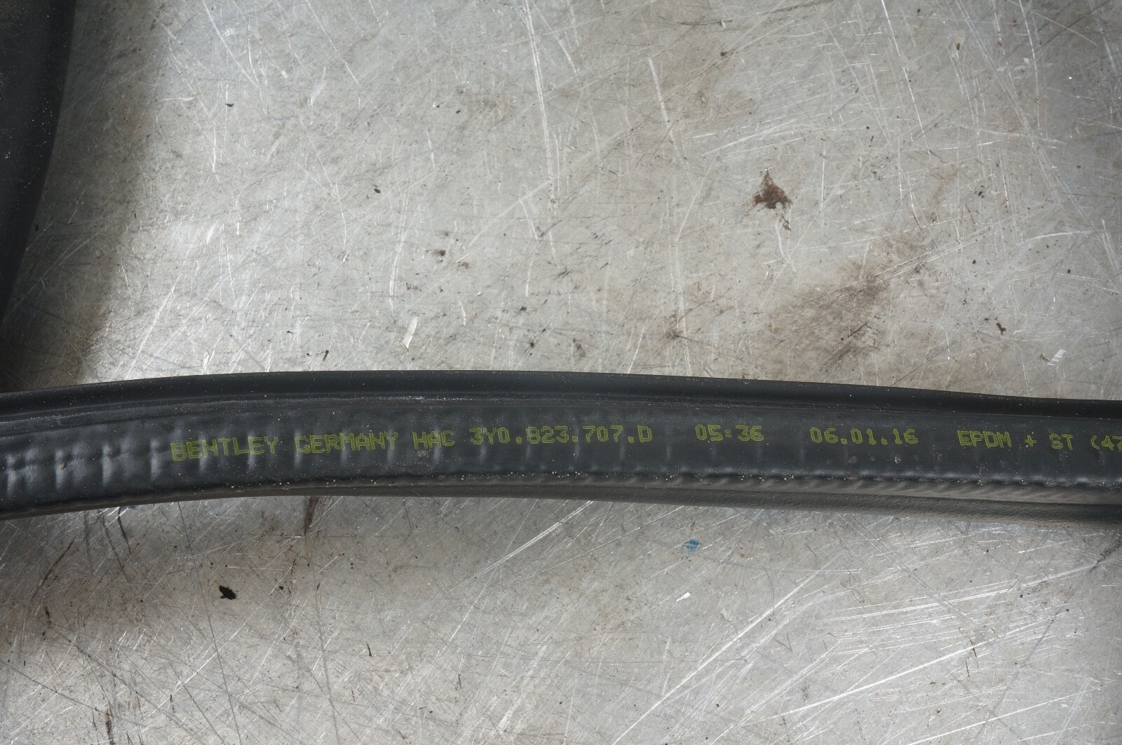2010 - 2020 BENTLEY MULSANNE Hood Engine Bay Weatherstrip Seal 3Y0823707D
