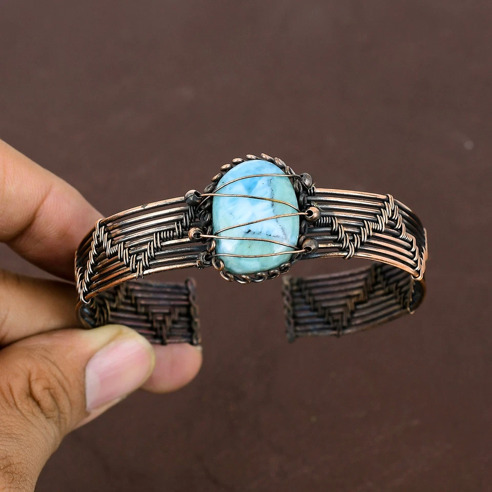 Brazalete envolvente de alambre de cobre hecho a mano con piedras preciosas Larimar ajustable para ella y516 Foto 2 de 4