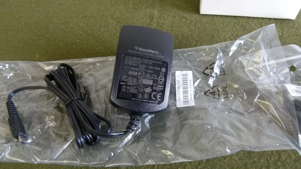 Blackberry International PSM04R-050CHW1(M) Travel Charger Micro-USB, Black - Image 3 of 4