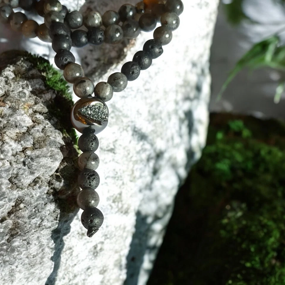 Collar de cuentas de piedra de jaspe natural y lava con piedra central única  Foto 2 de 4
