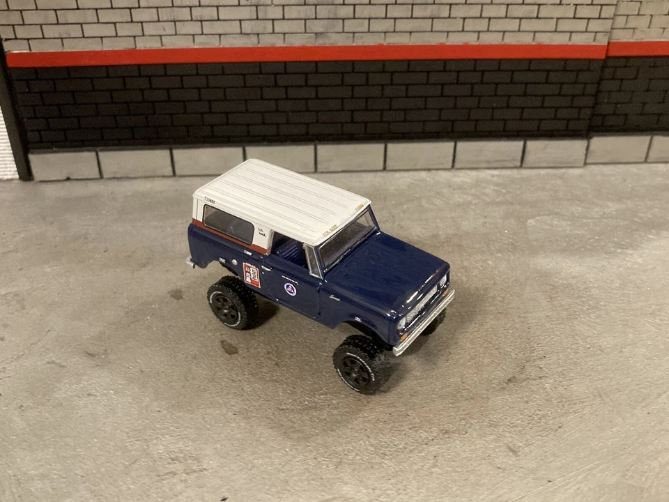 1967 IH Scout Lifted 4x4 Farm Truck 1/64 Diecast Customized Off Road Greenlight - Image 2 of 4