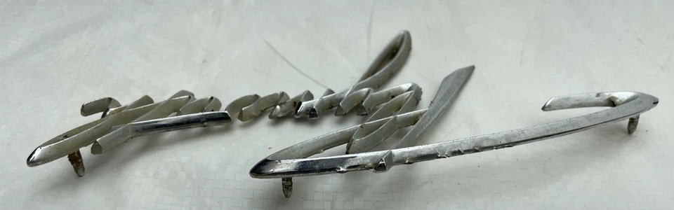 Placa de identificación con emblema de panel trasero Plymouth 1961 adorno de cubierta trasera Mopar Foto 4 de 4