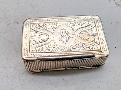 SCHÖNE GEFEDERTE ANTIKE STERLINGSILBER BOX VESTA ETUI BIRMINGHAM 1883