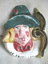 CENDRIER PUBLICITAIRE VIN LE POSTILLON ANTIBES CÉRAMIQUE BARBOTINE VINTAGE