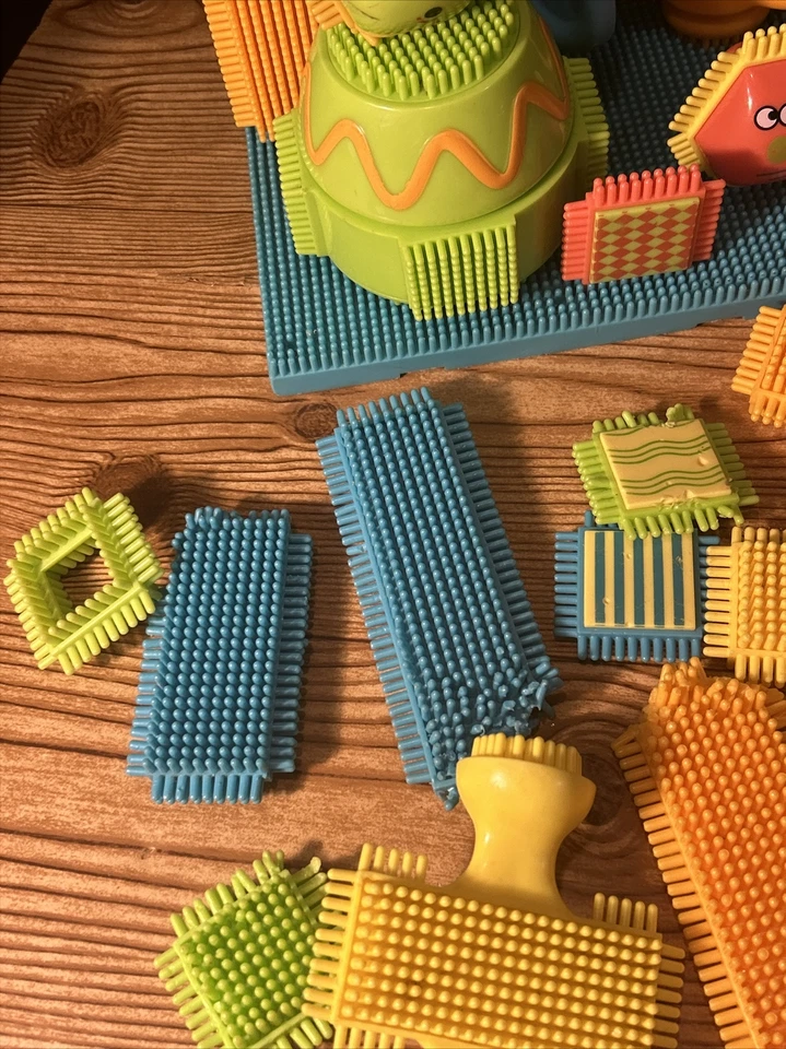 Bristle Blocks Building Toys Assorted Lot. Twist And Turn. Some Have Damage - Image 3 of 4