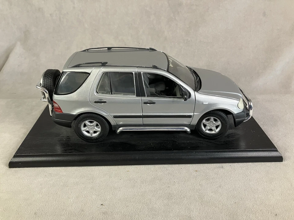 MAISTO - EDICIÓN ESPECIAL - MERCEDES-BENZ ML320 1997 (PLATEADO) - DIECAST 1/18 Foto 4 de 4