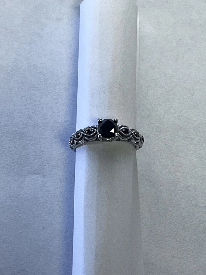 Anillo de diamantes negros de 1 1/4 quilates con banda de oro blanco de 10k. Foto 4 de 4