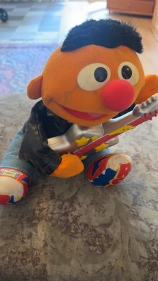 Sesamstraße Ernie Plüschfigur mit Gitarre, Jeans & schwarzer Jacke
