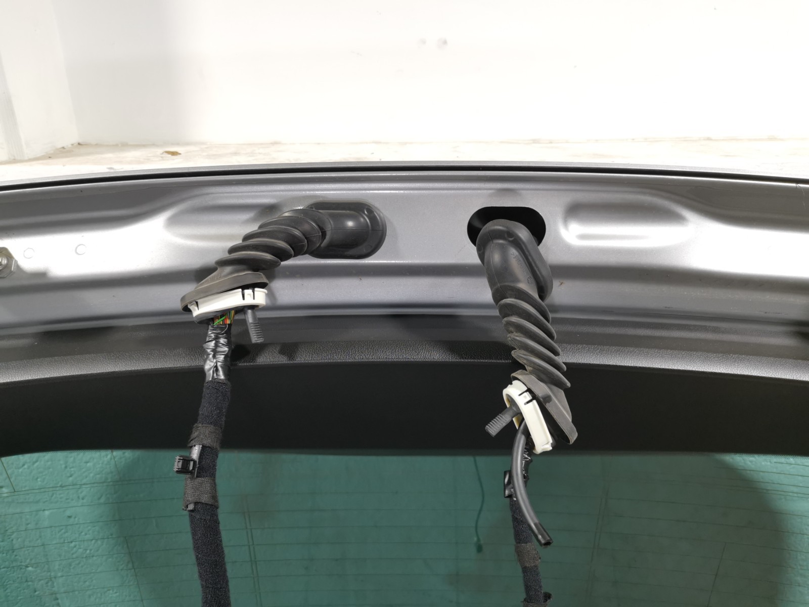 Maserati Levante 3.0 L AWD 2017 Rear Full Complete Trunk Tailgate Silver Color