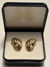 2.8 GRAMS 18K 750 YELLOW GOLD BRUSH & SHINY LEAF HEART SCALLOP EARRINGS No Scrap