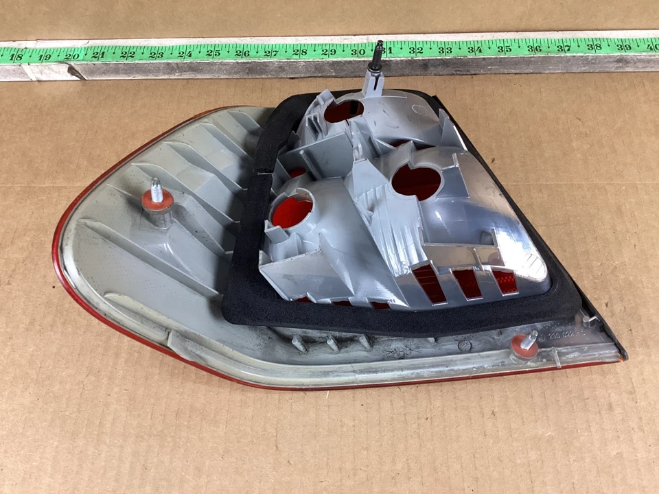 Luz trasera lateral derecha BMW 325Xi 1999-2001 OEM Foto 3 de 4