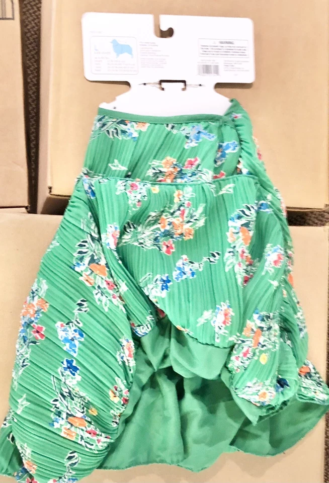 Vestido para perro talla grande floral verde de Boots & Barkley Foto 4 de 4