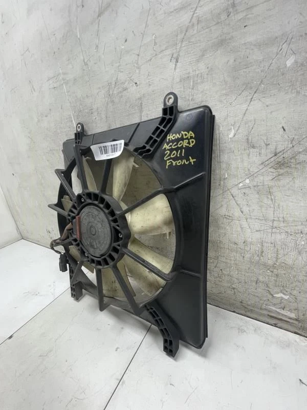 Honda Accord 2011 sedán LX 2,4 L A/T delantero izquierdo lado del conductor radiador ventilador de refrigeración Foto 3 de 4