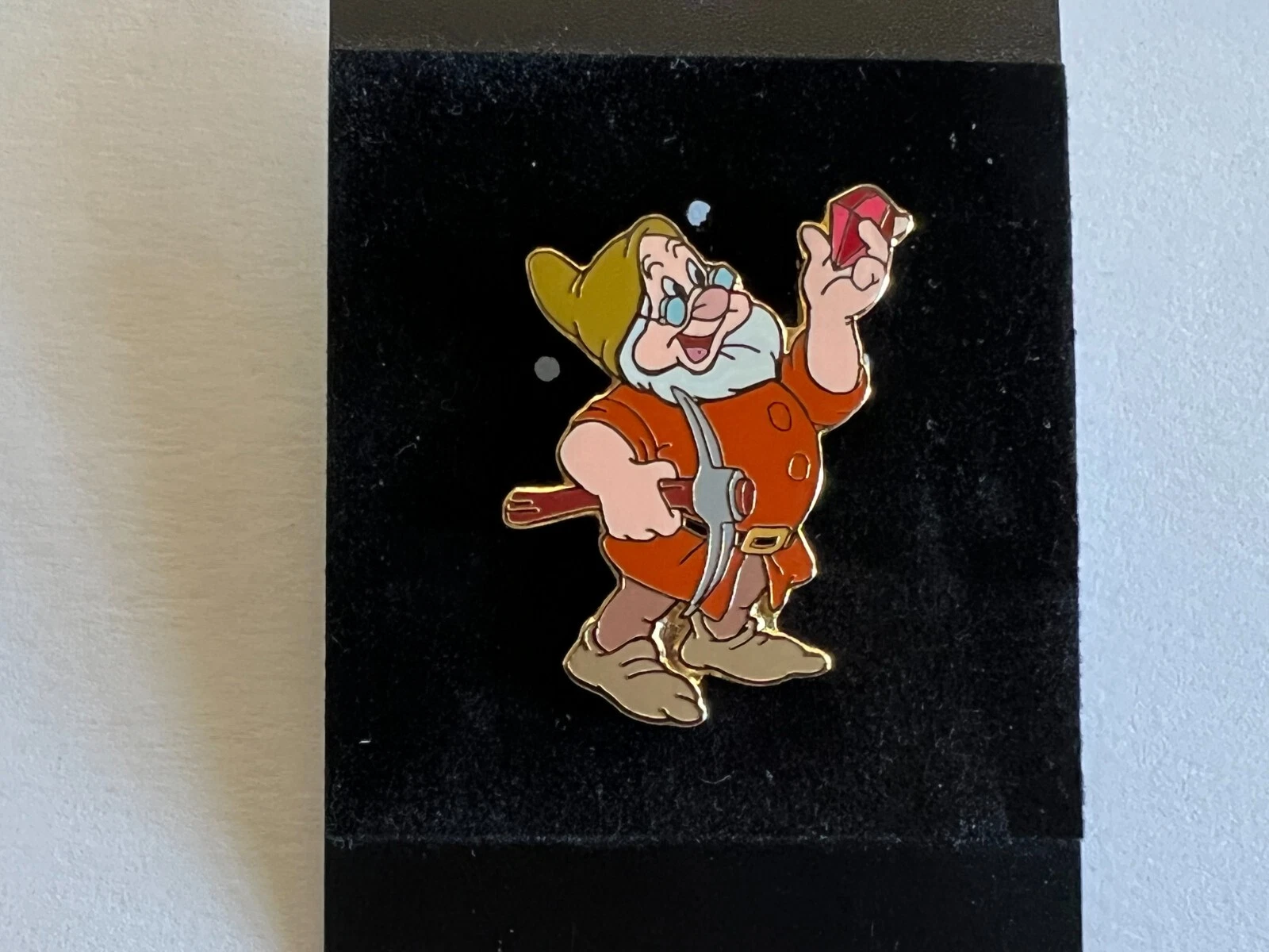 Snow White and the Seven Dwarfs Doc Looking At A Jewel Disney Pin 8589