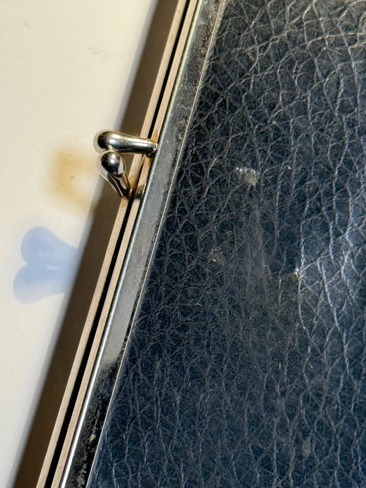 Cartera/bolso de mano grande de cuero negro vintage Mid-Century - cerradura de beso de latón Foto 2 de 4