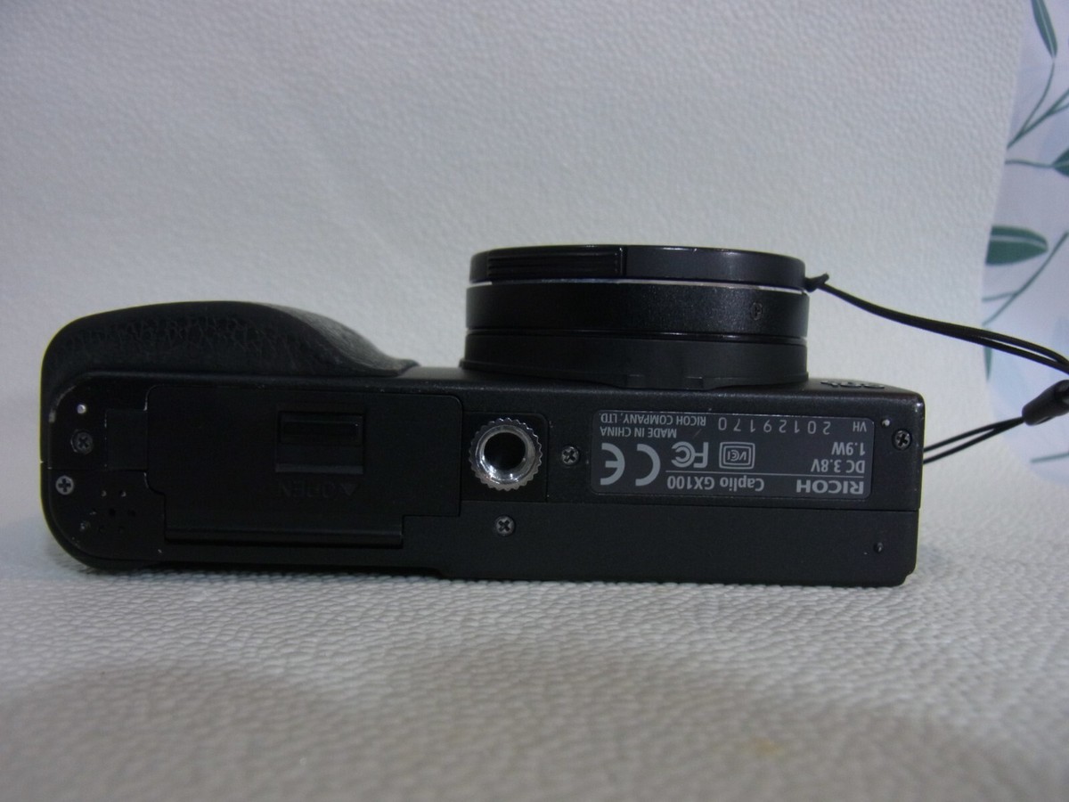 RICOH CAPLIO GX100,10MP,3X,2.5inc,f/2.5,BK Excellent from RICOH CAPLIO GX100,10MP,3X,2.5inc,f/2.5,BK Excellent from