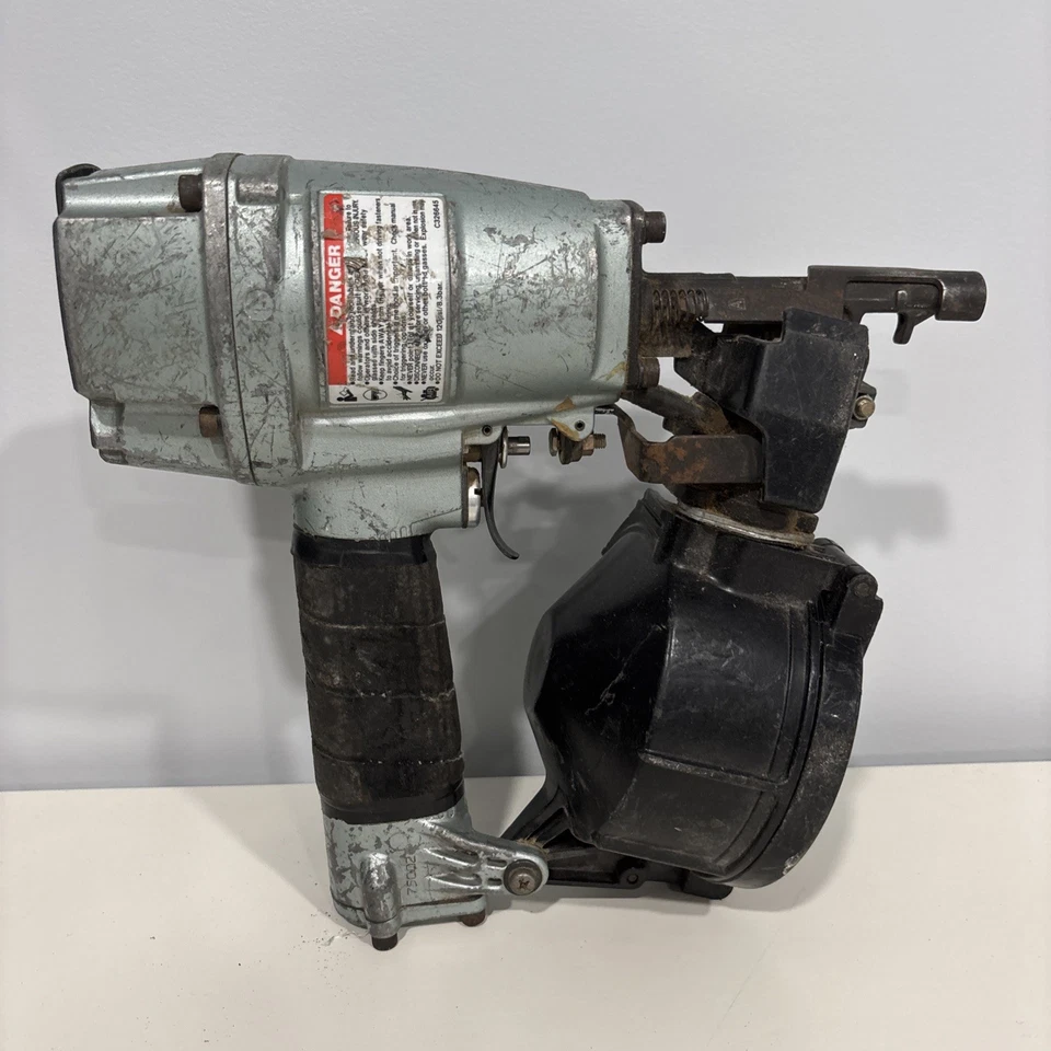 Clavadora utilitaria Hitachi NV50A1, 1-1/4" a 2" bobina ligera probada funcionando Foto 4 de 4