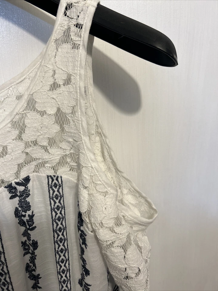 Blusa Trixxi Clothing Co Azul y Blanco Floral Encaje Hombro Frío Talla (L) Foto 3 de 4