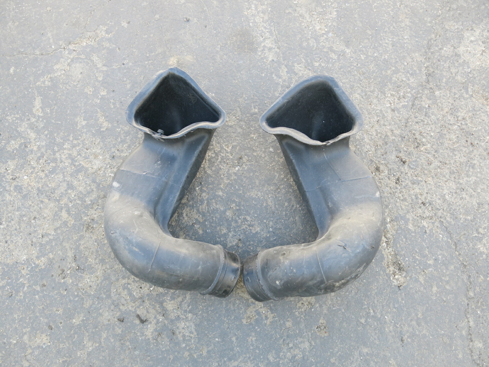 Aston Martin DB9 DBS (2004-2016) Duct Air Intake Pair 4G439A675BD - 4G439A675CD