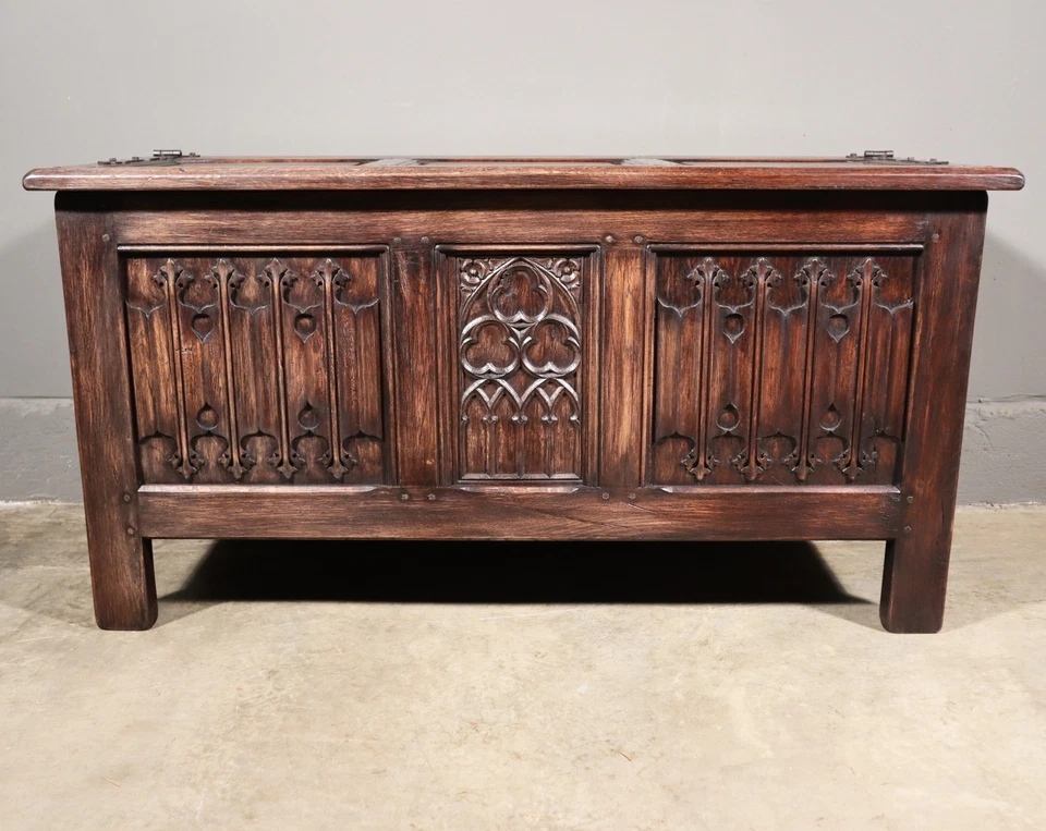 Cofre/baúl gótico francés vintage en castaño macizo y roble tallas detalladas Foto 4 de 4