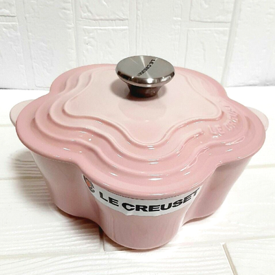 【新品未使用】LE CREUSET フラワーココット　20cm Le Creuset Flower Cocotte 2.25QT 20cm - BERRY – LittleLuxeOfLife