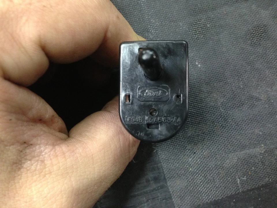 Interruptor interior compartimento tablero luz guantera Ford Mustang 87-90-93 OEM Foto 3 de 3