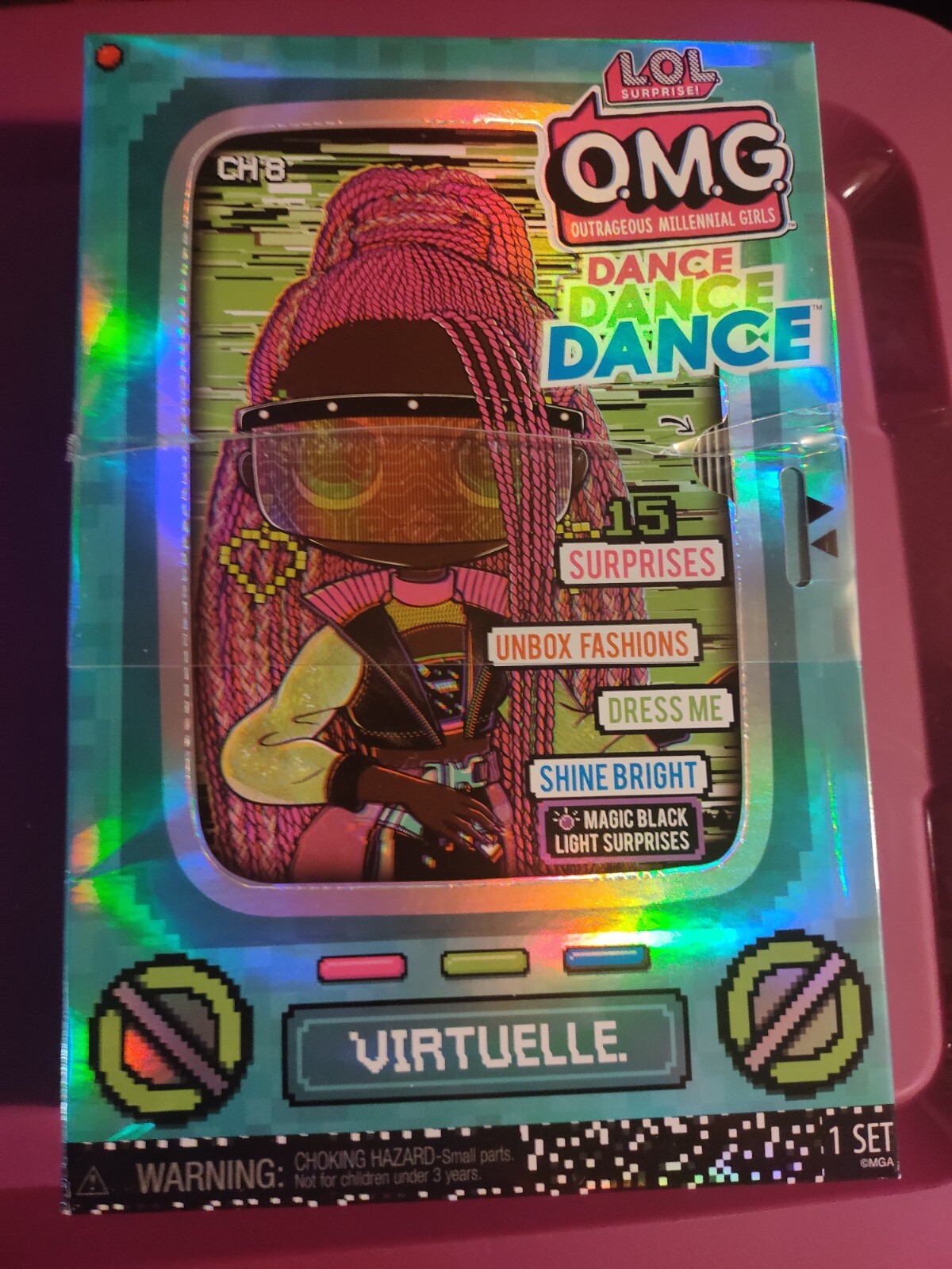 LOL Surprise OMG Dance Dance Dance Virtuelle Fashion Doll - 15 Surprises With Blacklight, Shoes, Stand & TV Playset