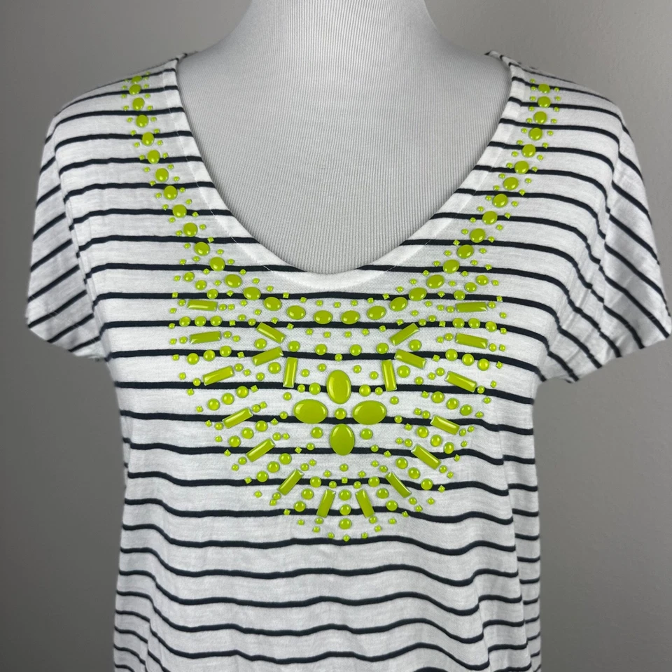 Top de mujer GAP a rayas con cuello en V blanco negro con cuentas escote manga corta Foto 2 de 4