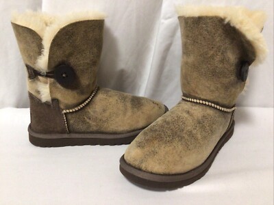 UGG Australia 5838 Bailey Button Bomber Boot Size 5 Youth  display picture 2