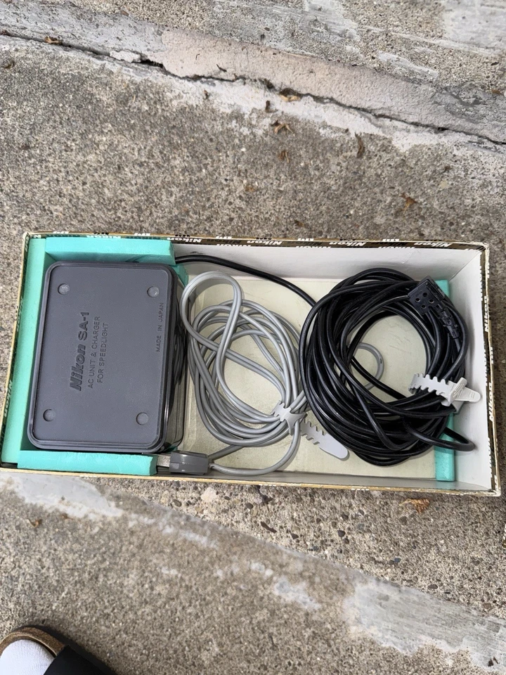 Used Nikon SA-1 AC Speed Light Unit with Charger - Image 4 of 4