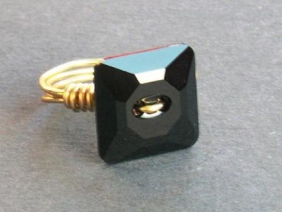 Vergoldeter schwarzer Kristalldraht Wickelring aus Swarovski Kristallenementen