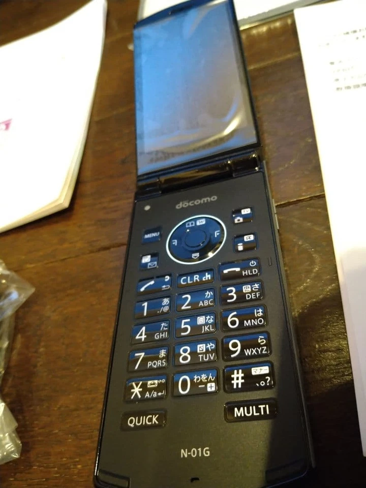 Teléfono plegable docomo N-01G negro (no configurado/sin usar) Foto 3 de 3