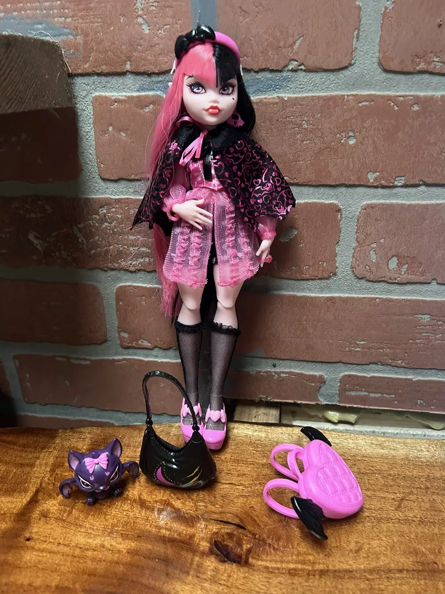 Monster High Draculaura Fashion Doll with Pink & Black Hair, Signature  Look, Accessories & Pet Bat